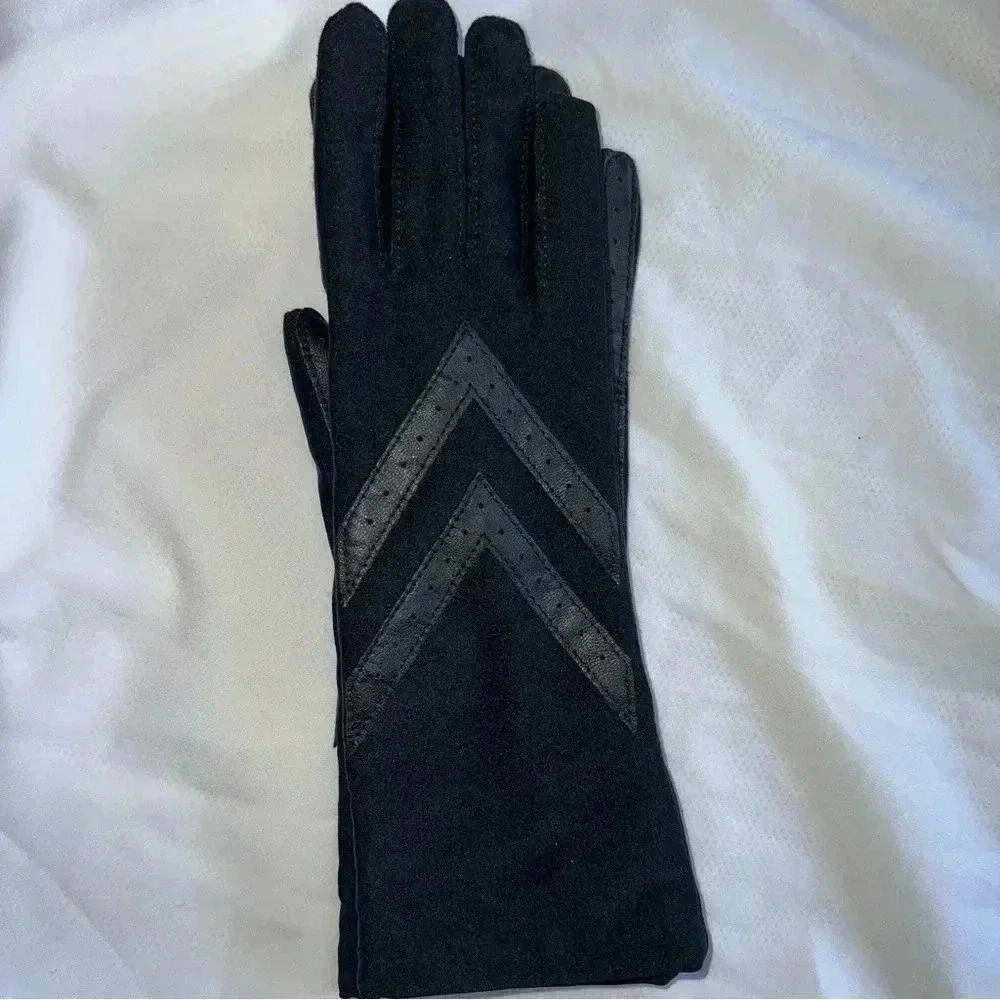 Isotoner Women’s Black Stretch Gloves One Size